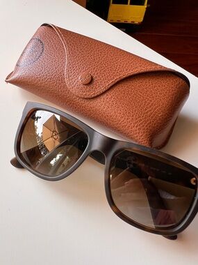 Ray-Ban Tortoiseshell Brown Sunglasses with Brown Case